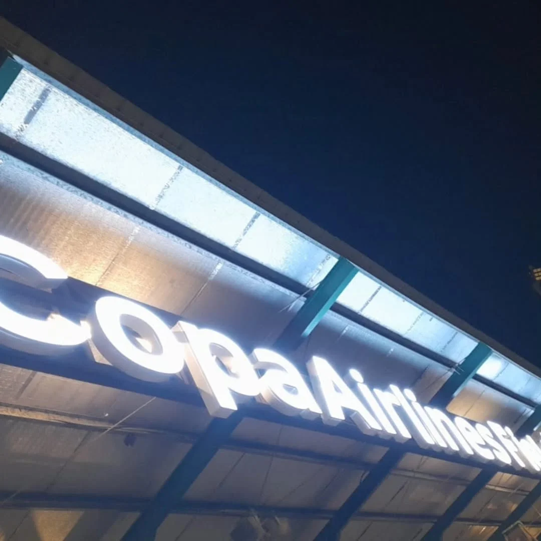 Diseño de fachada corporativa con letras corpóreas 3D