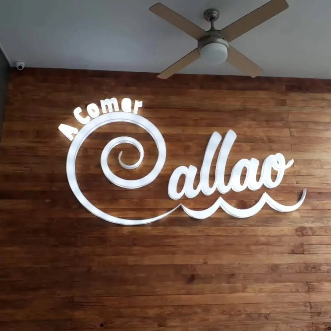 Letras corpóreas de acrílico con iluminación LED para exteriores