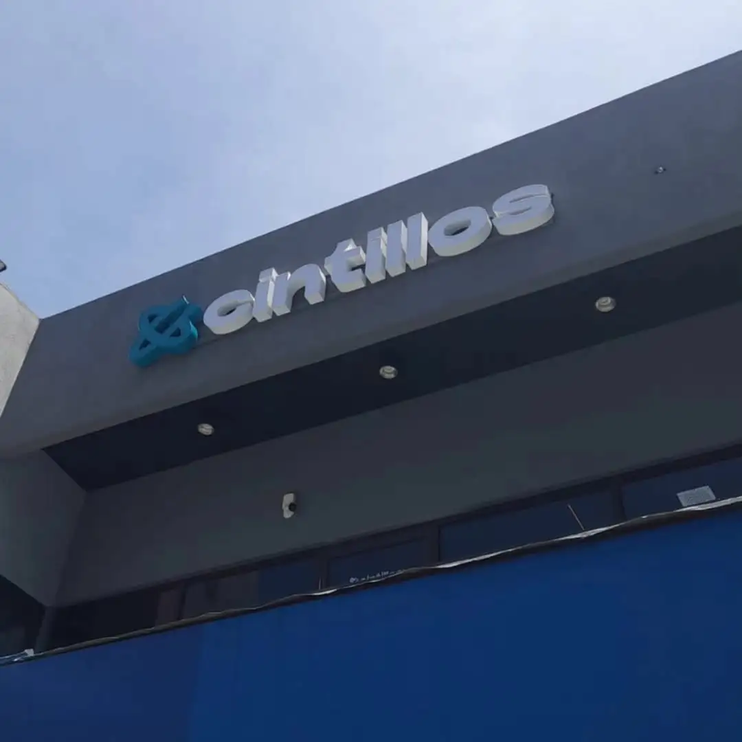 Letrero de gran formato en azotea Panamá