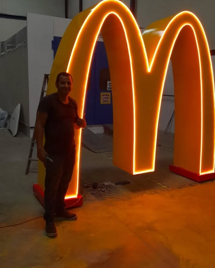 Letrero luminoso LED moderno para restaurante en Panamá