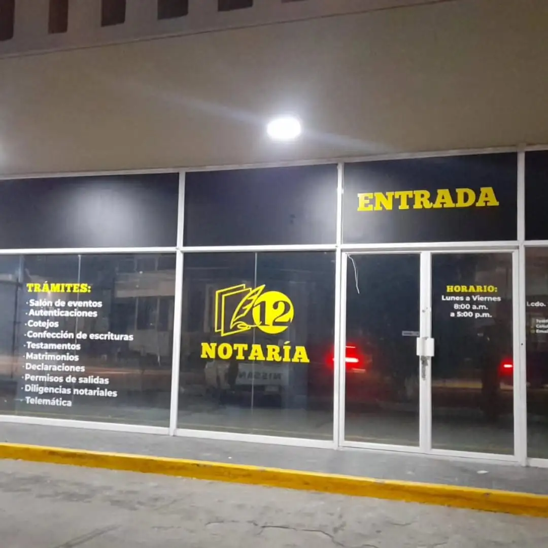 Rotulación de vitrinas con vinil en Panamá