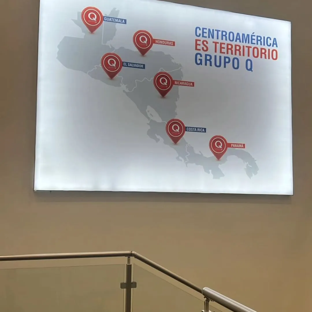Señalización exterior direccional para edificios comerciales
